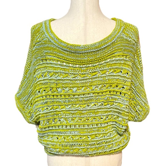 Beautiful green Vertigo blouse. Feels amazing on. Medium fit. - Picture 2 of 3